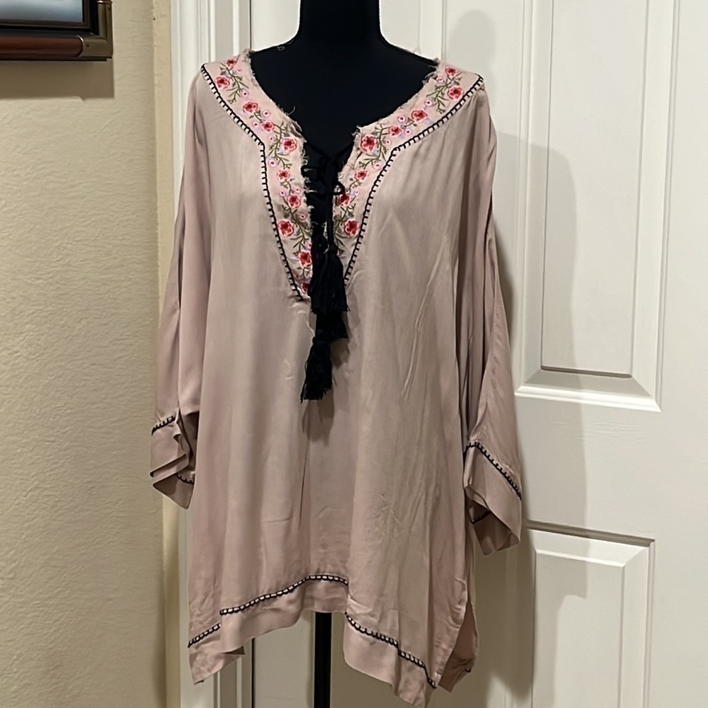 UMGEE WOMENS OVER SIZED EMBROIDERED TRIM TUNIC BLOUSE, TAUPE COLOR SIZE S